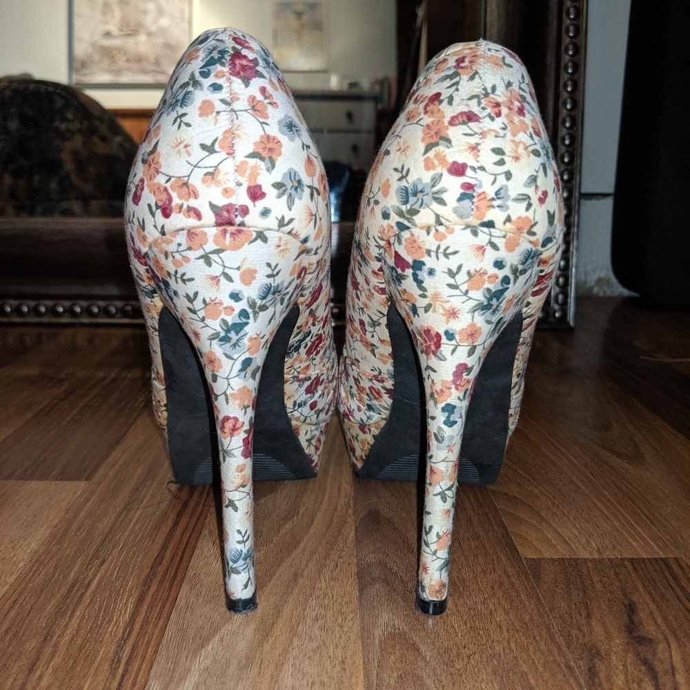 Heels - Picture 2 of 3